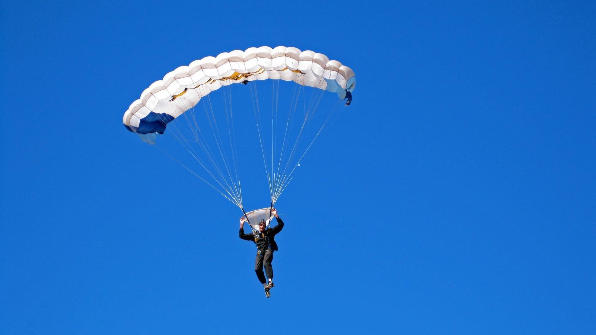 文班亚马真所向披靡？卡鲁索犀利点评，技术尚显粗糙，身体难及字母哥强壮
